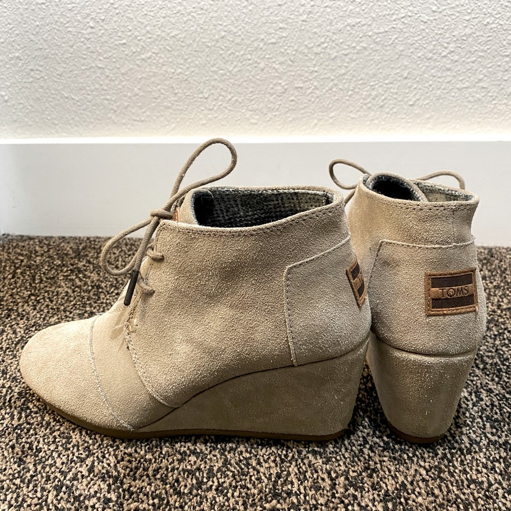 TOMS Desert Wedge Taupe Suede Womens Boots